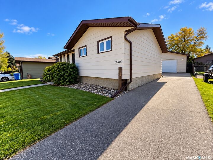Property Photo:  3205 Bliss Crescent  SK S6V 7M1 