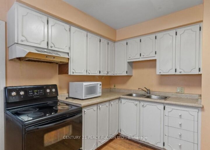 Property Photo:  711 Victoria Street  ON N5Y 4C5 