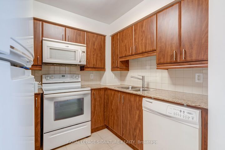 Property Photo:  736 Spadina Avenue 612  ON M5S 2J6 