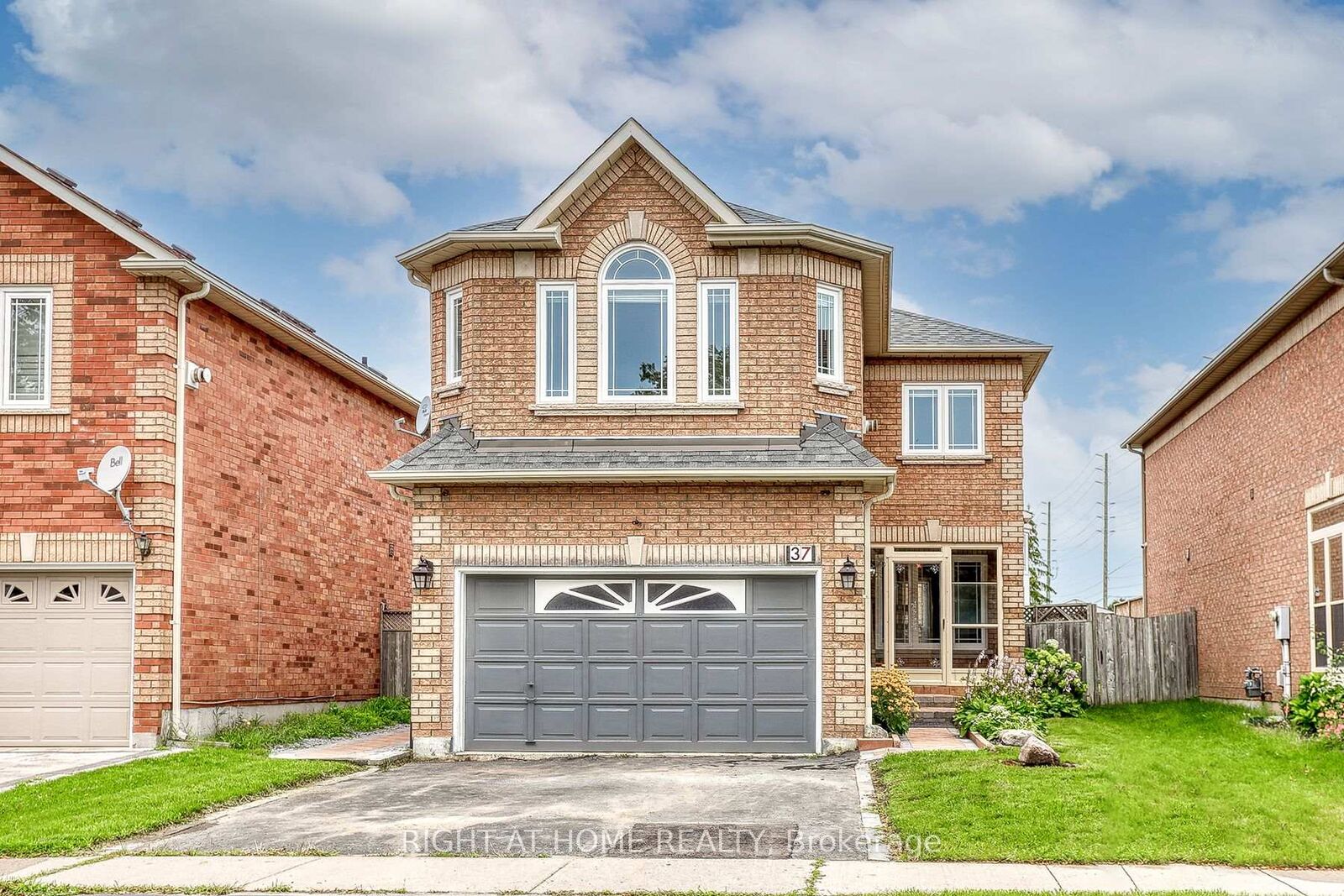 Photo de la propriété: 37 Brockman Crescent Upper ON L1T 4B3