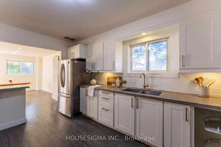 Property Photo:  33 College Crescent  ON L4M 2W4 