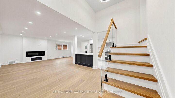 Property Photo:  275 Betty Ann Drive Main Floor  ON M2R 1A9 