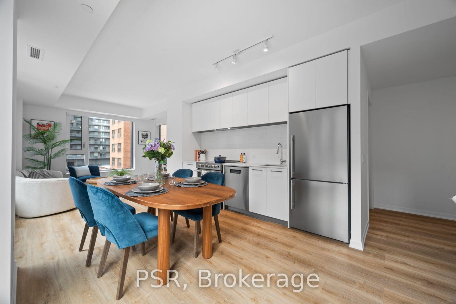 Property Photo:  101 Roehampton Avenue 710  ON M4P 2W2 