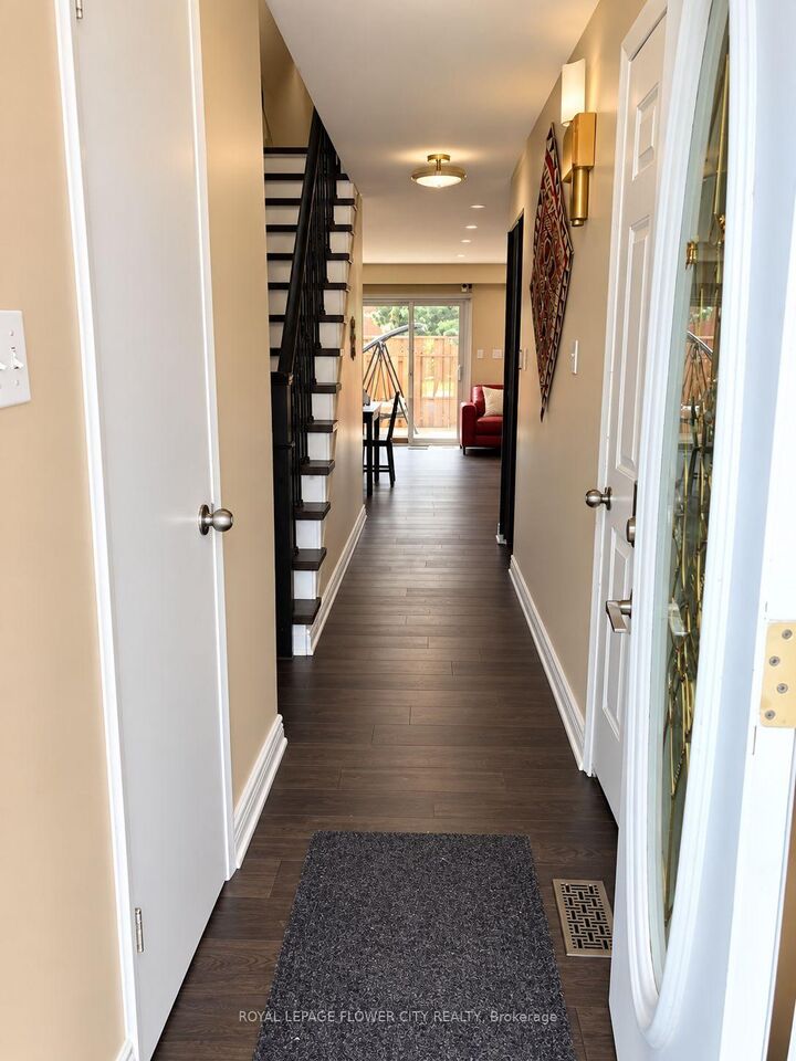 Property Photo:  5 Foster Crescent 5  ON L6V 3M7 