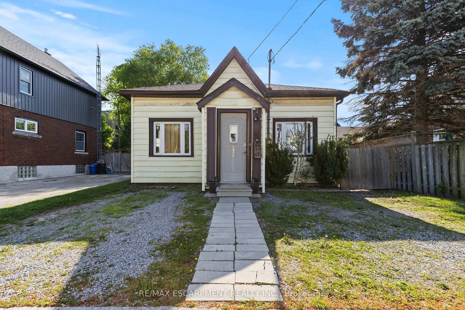Property Photo:  4774 Saint Clair Avenue  ON L2E 3T1 