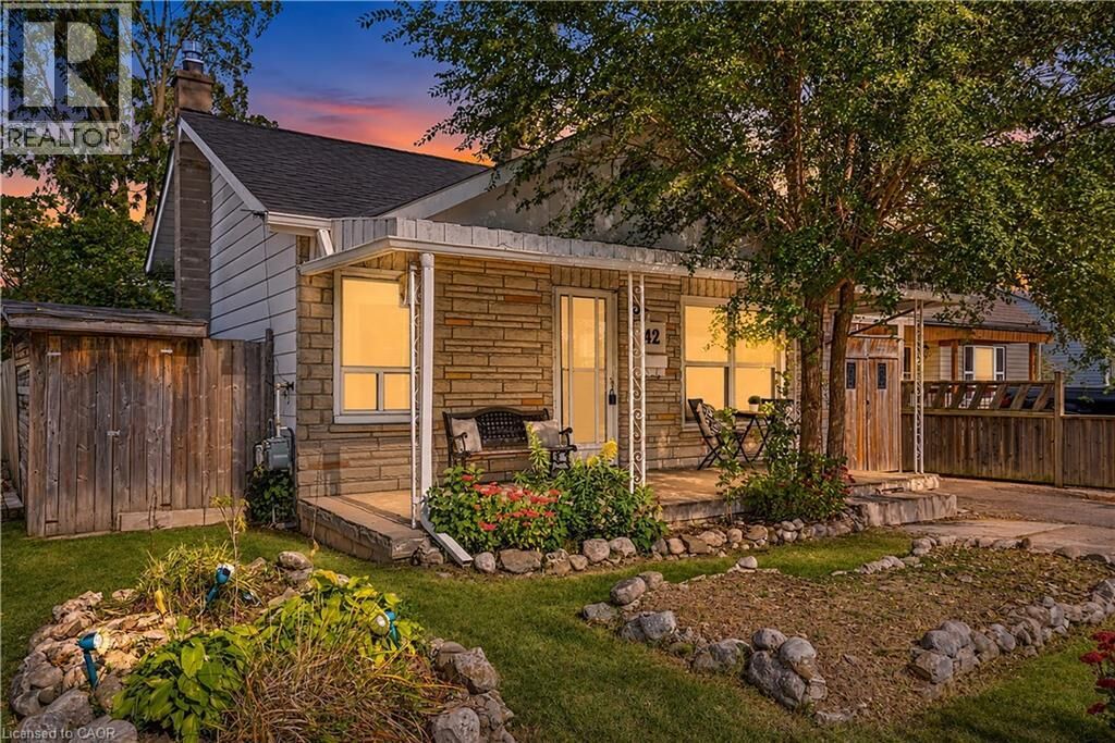 Property Photo:  42 Sanderson Street  ON N3S 2V2 