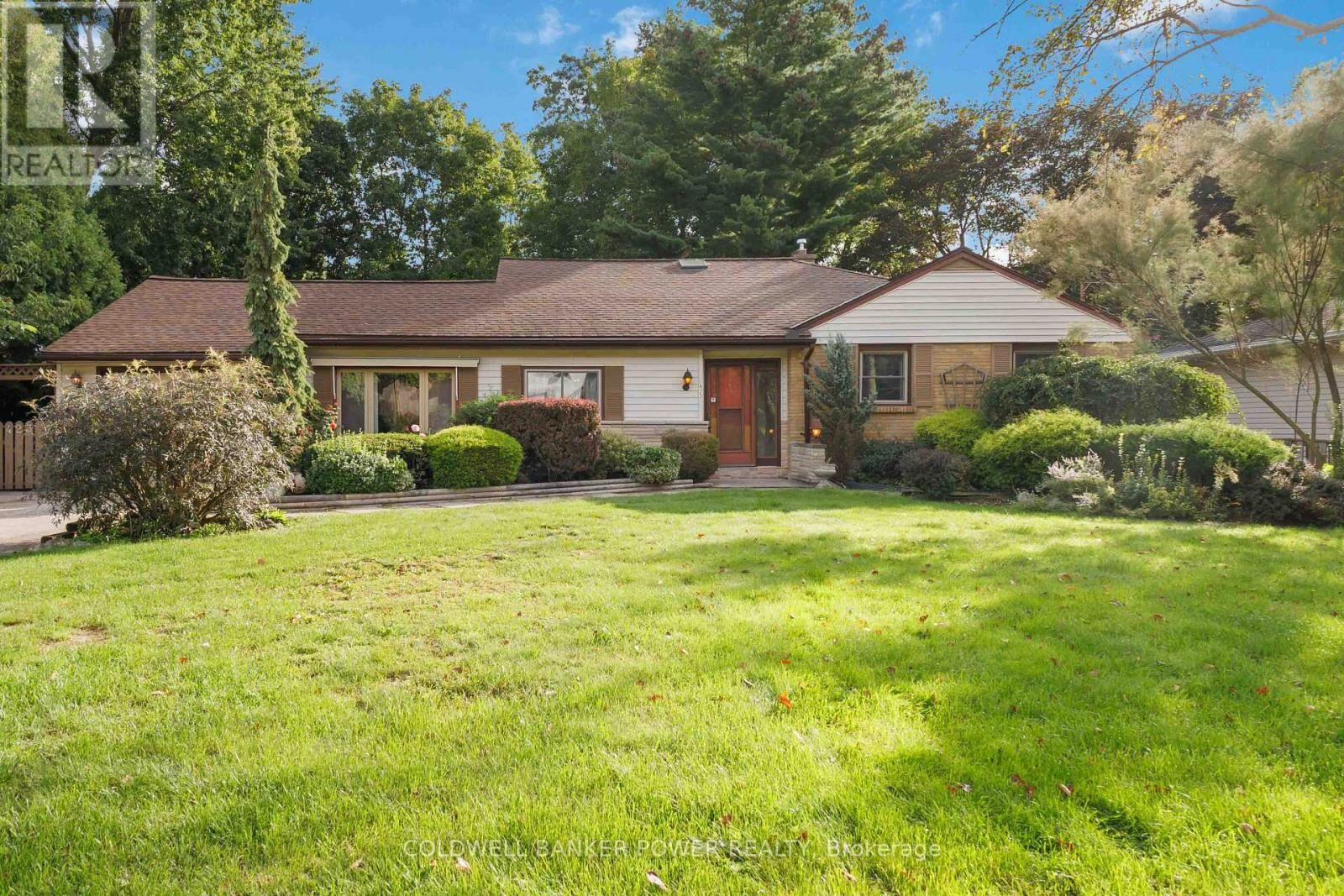 Property Photo:  423 Pinetree Drive  ON N6H 3M9 