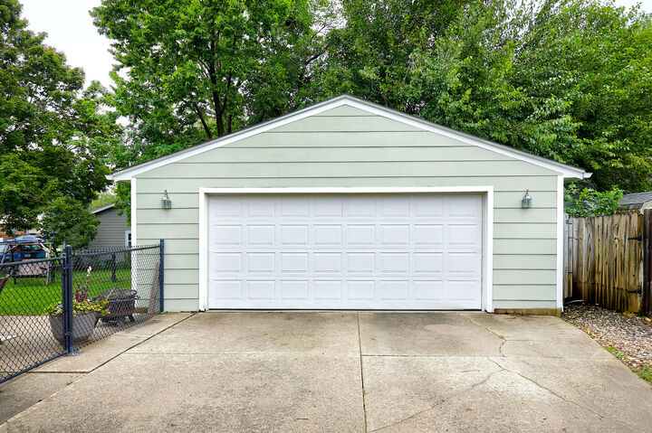 Property Photo: 1609 NW Greenwood Street IA 50023