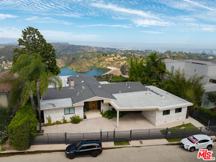 Property Photo:  2052 Stradella Rd  CA 90077 