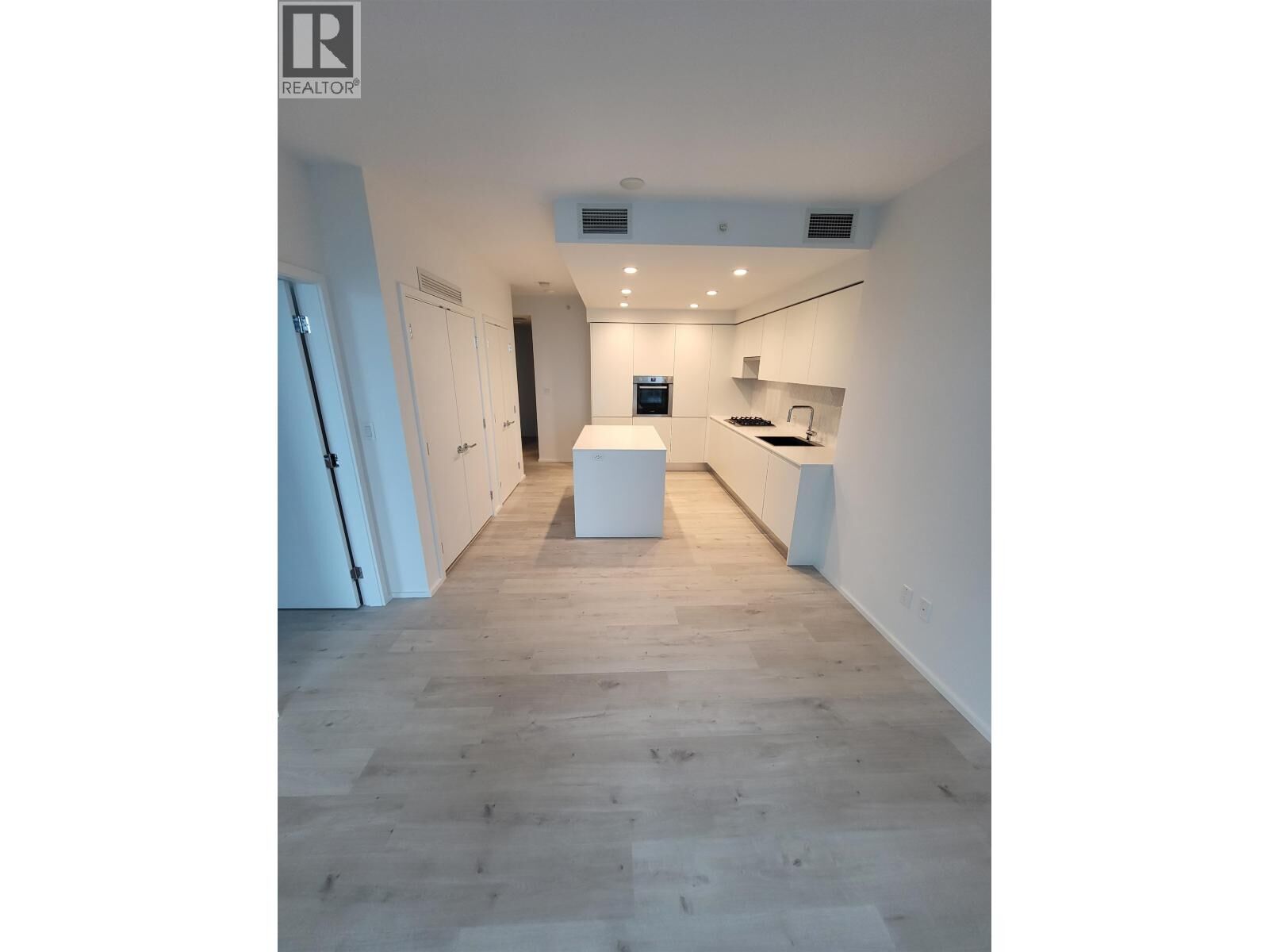 Property Photo: 3809 Evergreen Place 1606 BC V3J 0M1