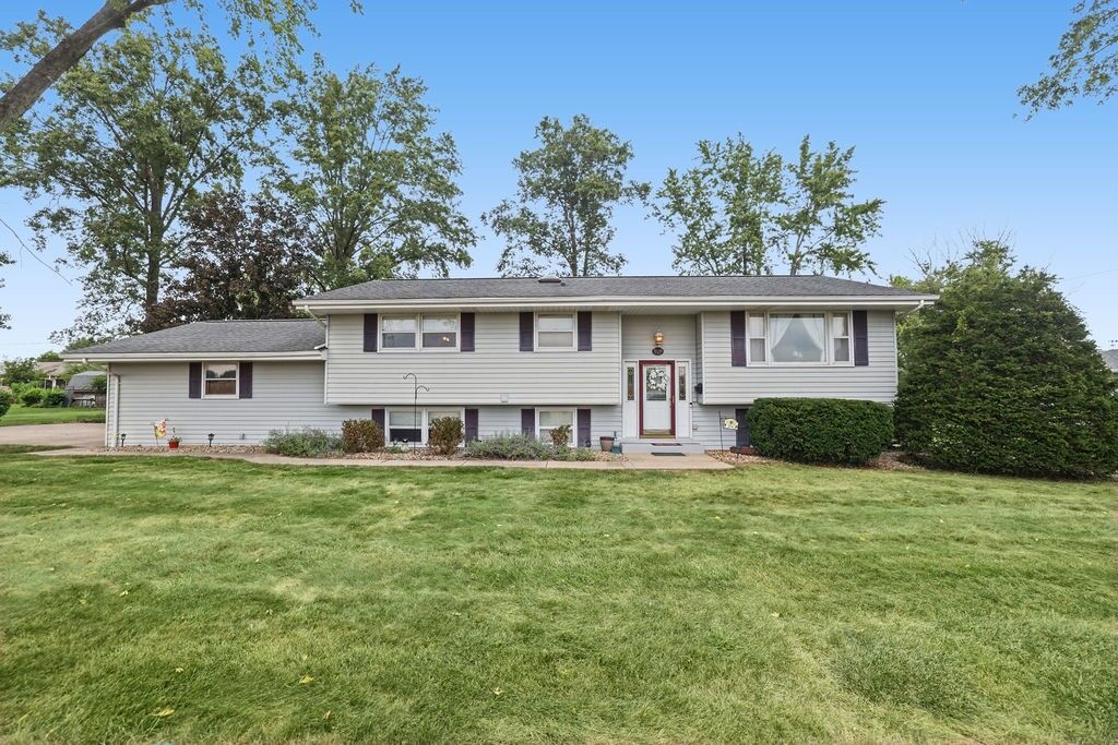 Property Photo: 106 E Hillshire Road IL 62521