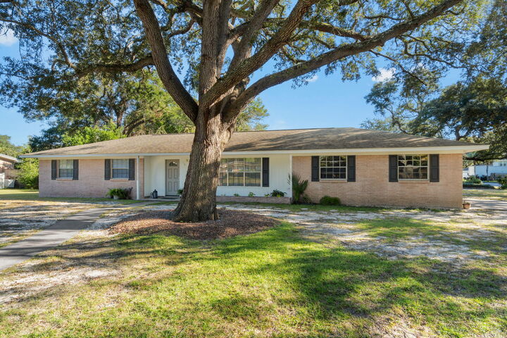 Property Photo: 119 Jamestown Avenue FL 32547