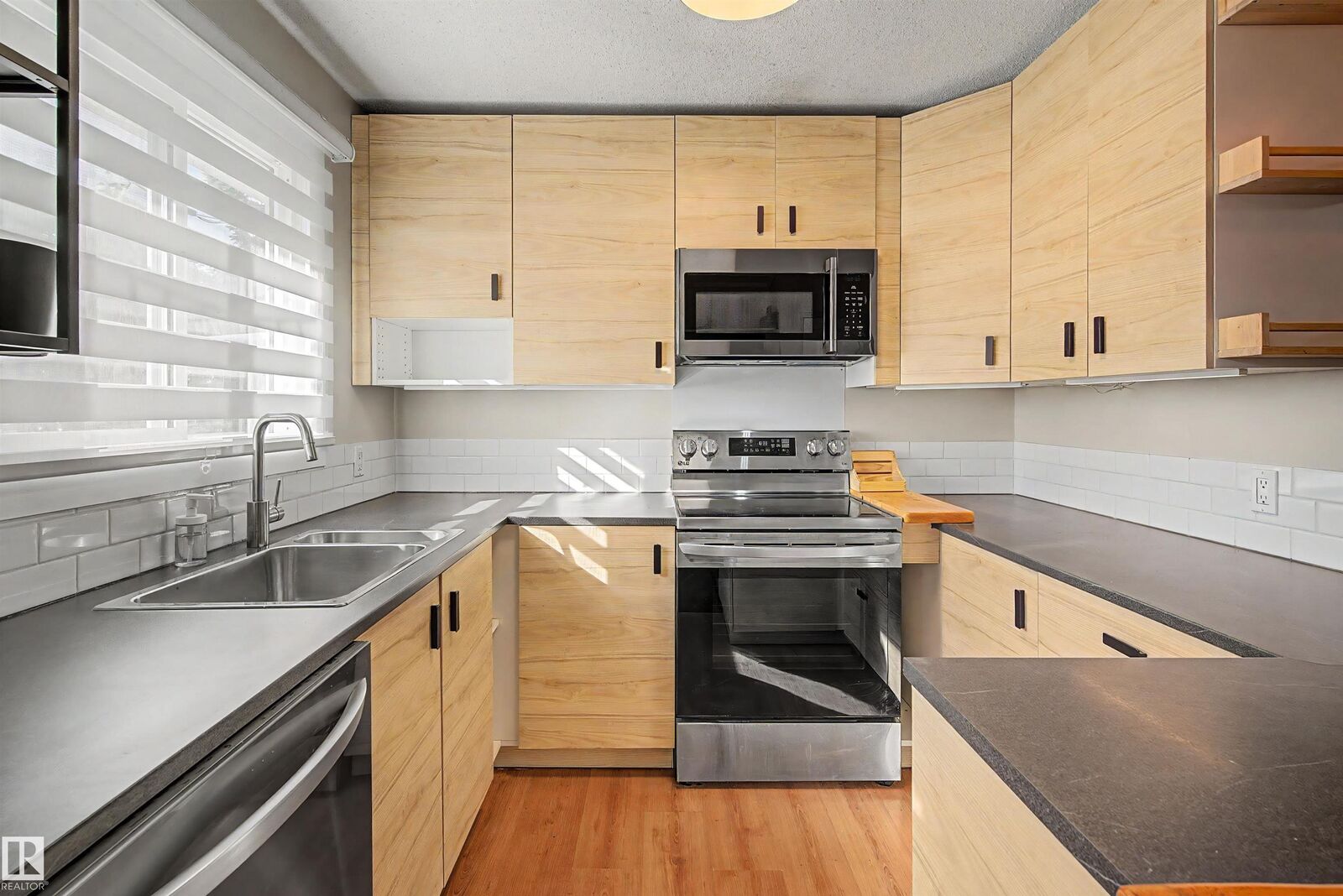 Property Photo:  3211 71 Street NW  AB T6K 1L1 