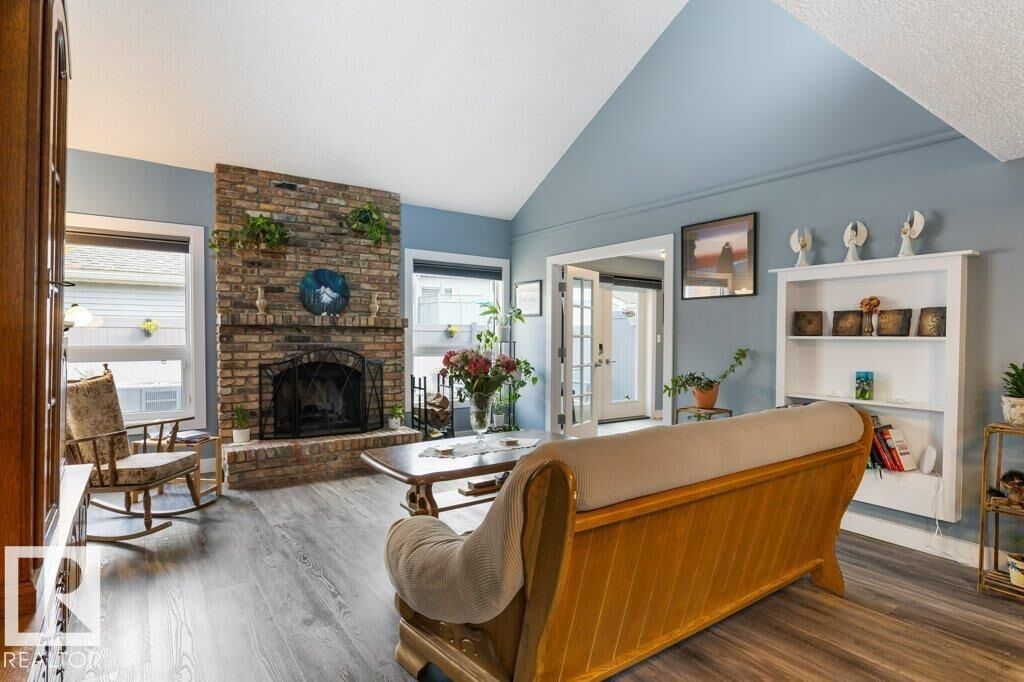 Property Photo:  7 Whiteoaks Estates  AB T8N 3M2 