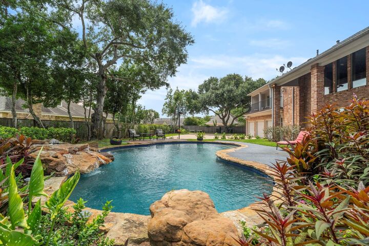 Property Photo: 3 Regent Court TX 77478
