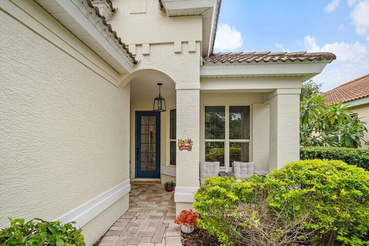 Property Photo: 6059 Wingspan Way FL 34203