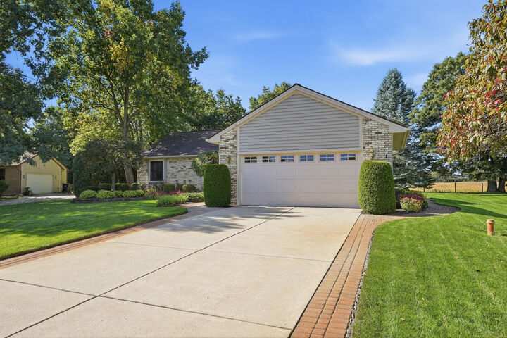 Property Photo:  29369 Hampton Court  MI 48165 