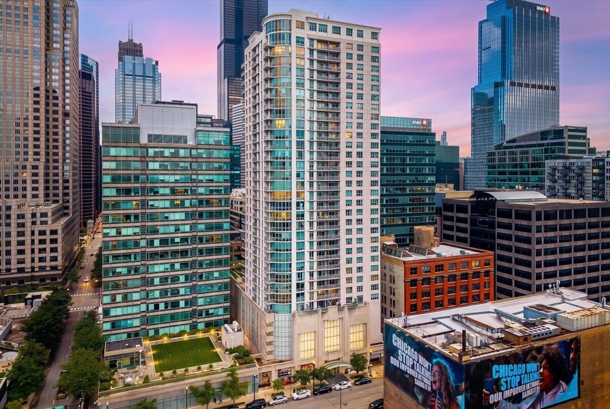 Property Photo:  125 S Jefferson Street 2308  IL 60661 