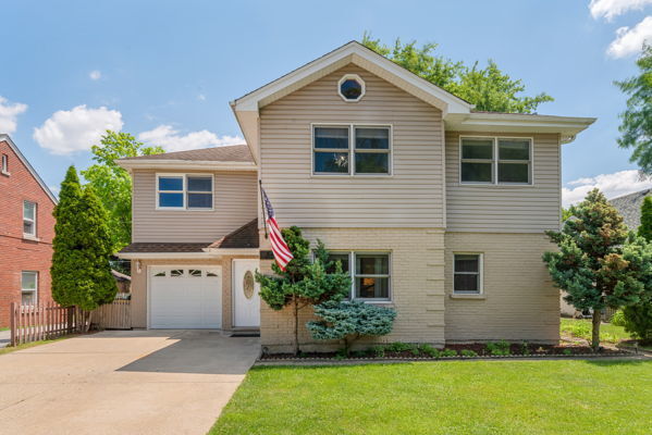 Property Photo: 641 8th Avenue IL 60525