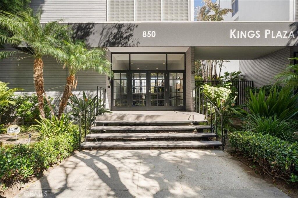 Property Photo: 850 N Kings Road 202 CA 90069