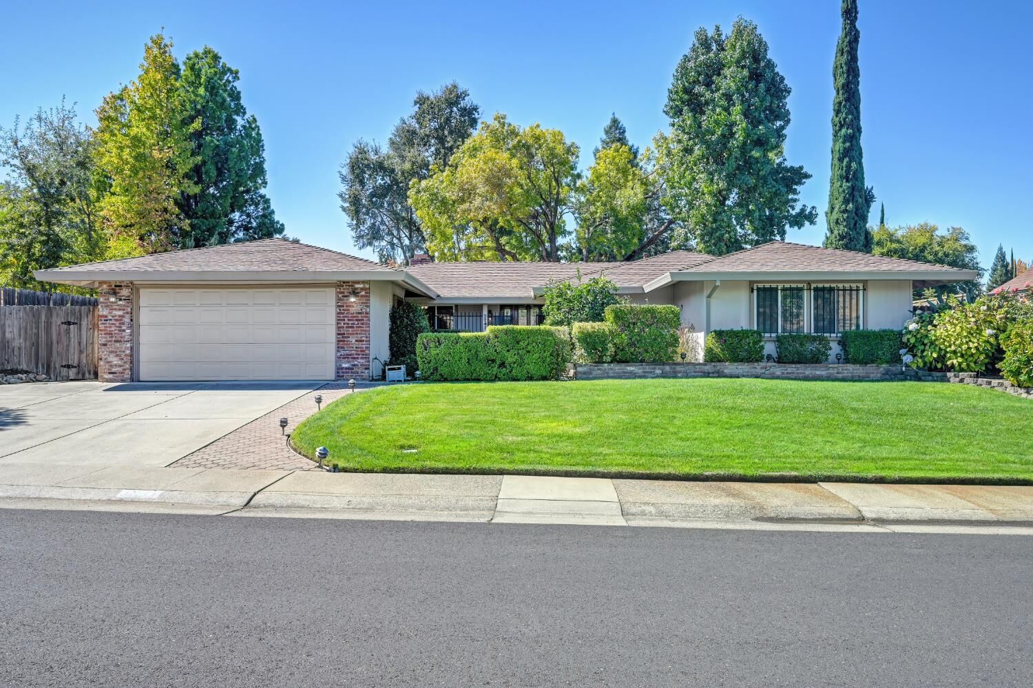 Property Photo: 5241 Ridgegate Way CA 95628
