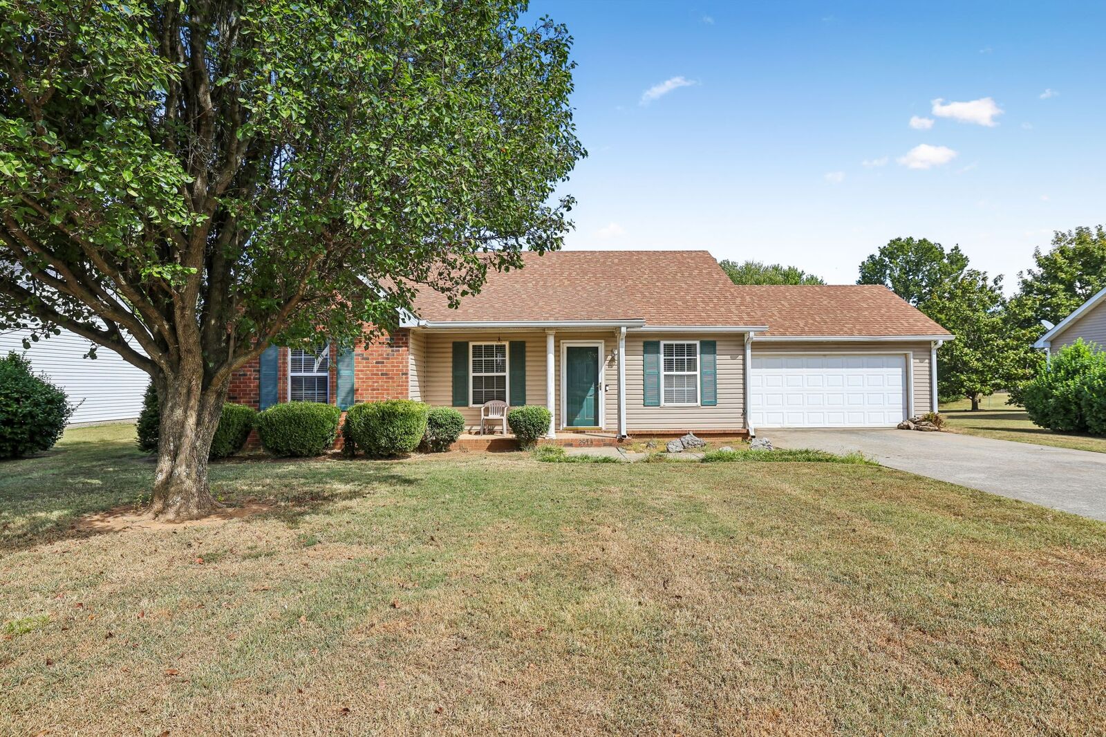 Property Photo: 2914 Holsted Dr TN 37128