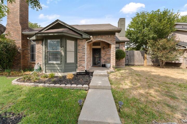 Property Photo: 831 Valleybrooke Drive TX 76001