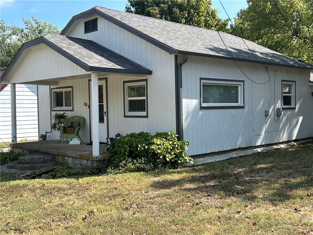 Property Photo:  102 Broadway Street  MO 65647 