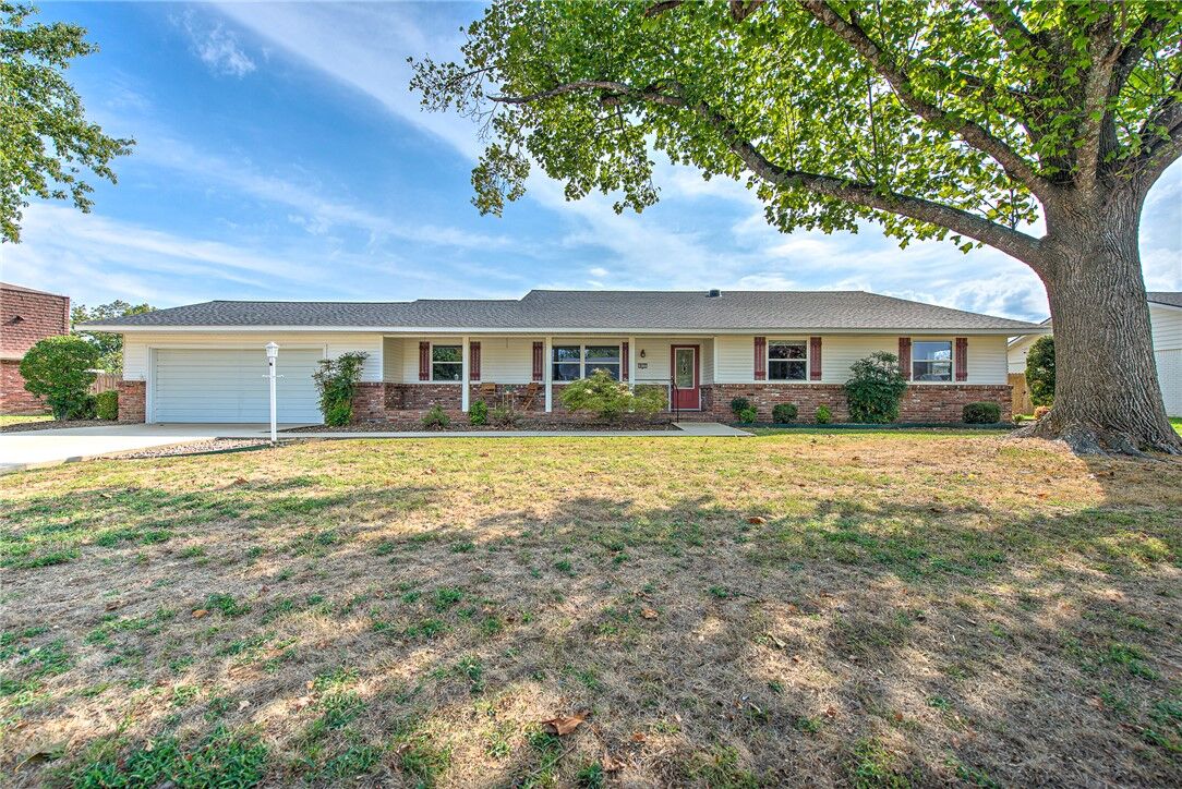 Property Photo:  915 S 20th Street  AR 72758 