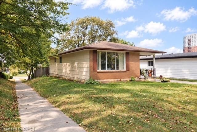 Property Photo:  90 Pepperwood Crescent  ON N2A 2R3 