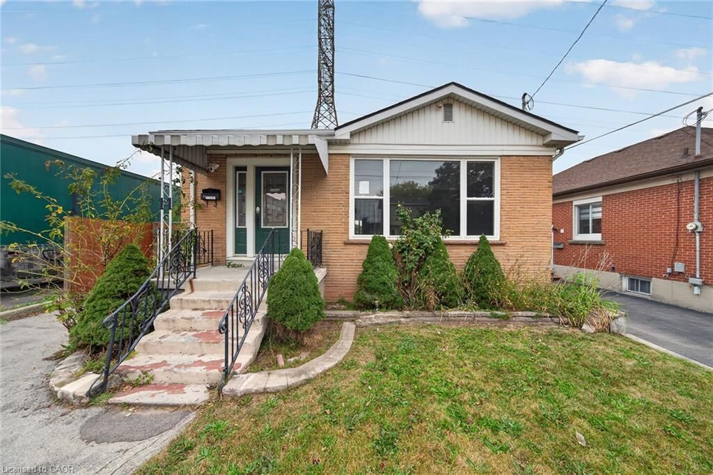 Property Photo:  11 Selkirk Avenue  ON L8H 5L6 