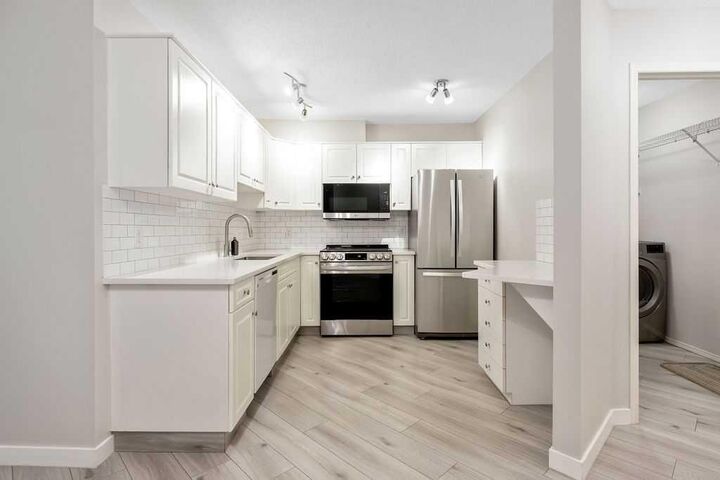 Property Photo:  20 Sierra Morena Mews SW 109  AB T3H 3K6 