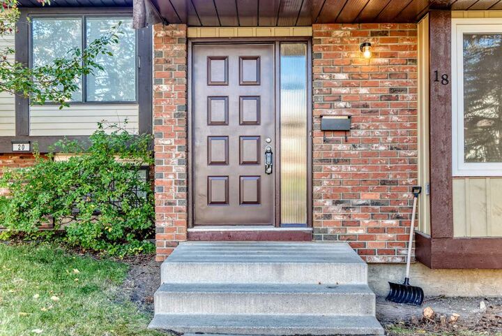 Property Photo:  18 Dalhousie Crescent NW  AB T3A 2H8 
