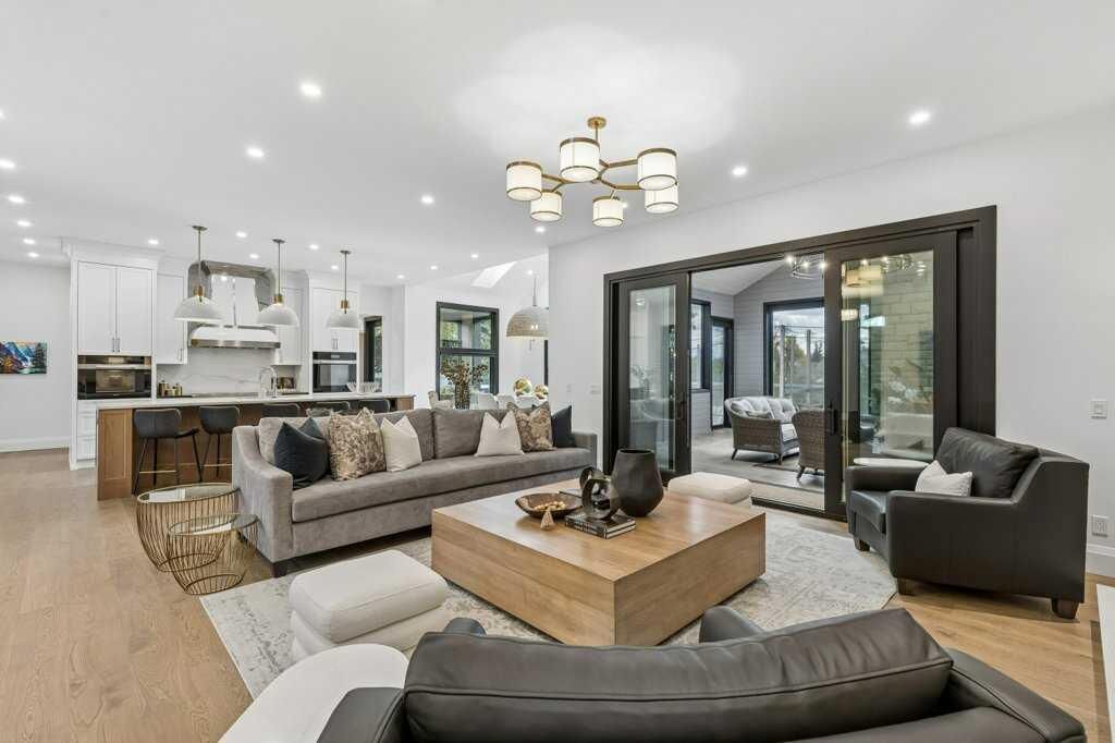 Property Photo: 1217 38 Avenue SW AB T2T 2J3
