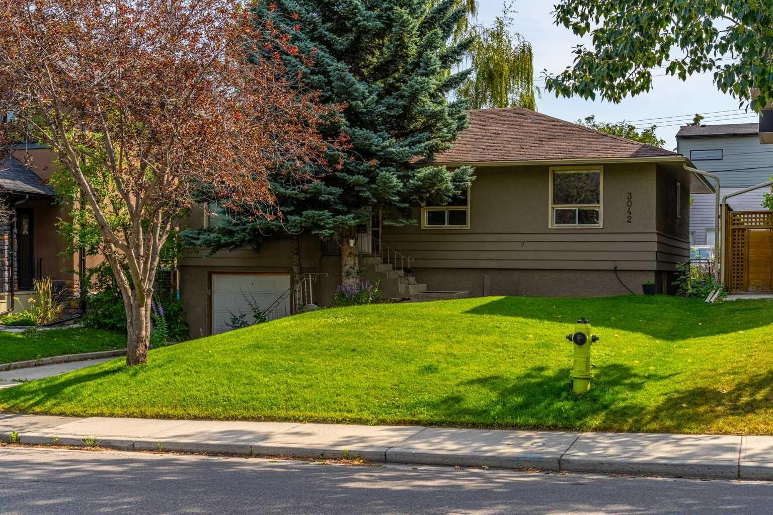 Property Photo:  3042 28 Street SW  AB T3E 2J5 