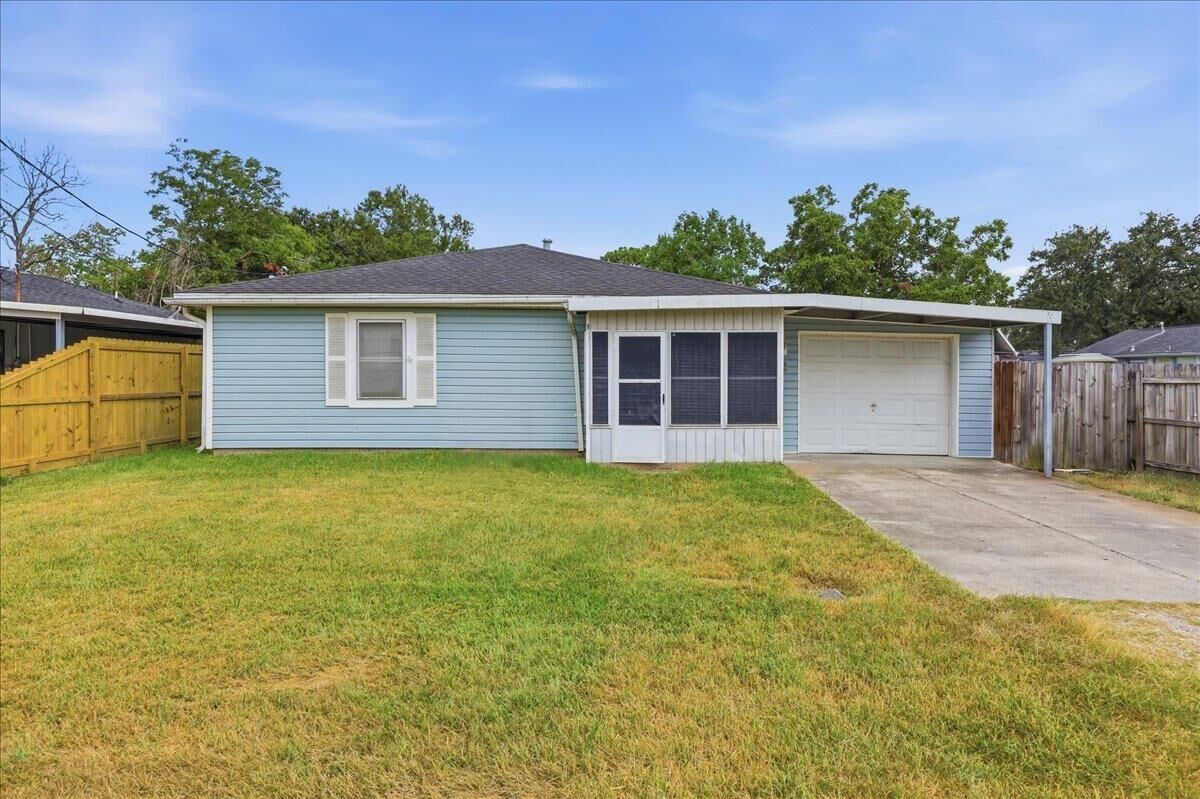 Property Photo: 1611 Avenue C TX 77627