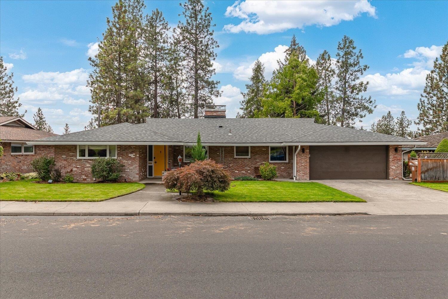 Property Photo: 2521 W Dell Dr WA 99208