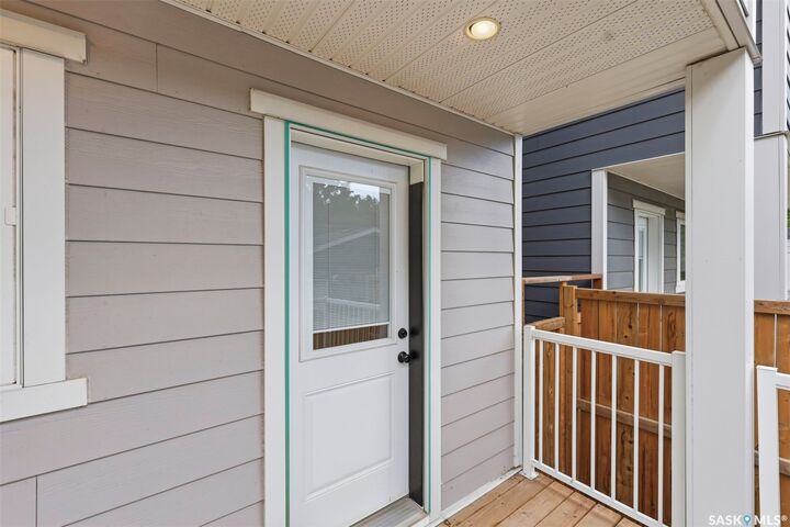 Property Photo:  1402 Wiggins Avenue S  SK S7H 2J6 