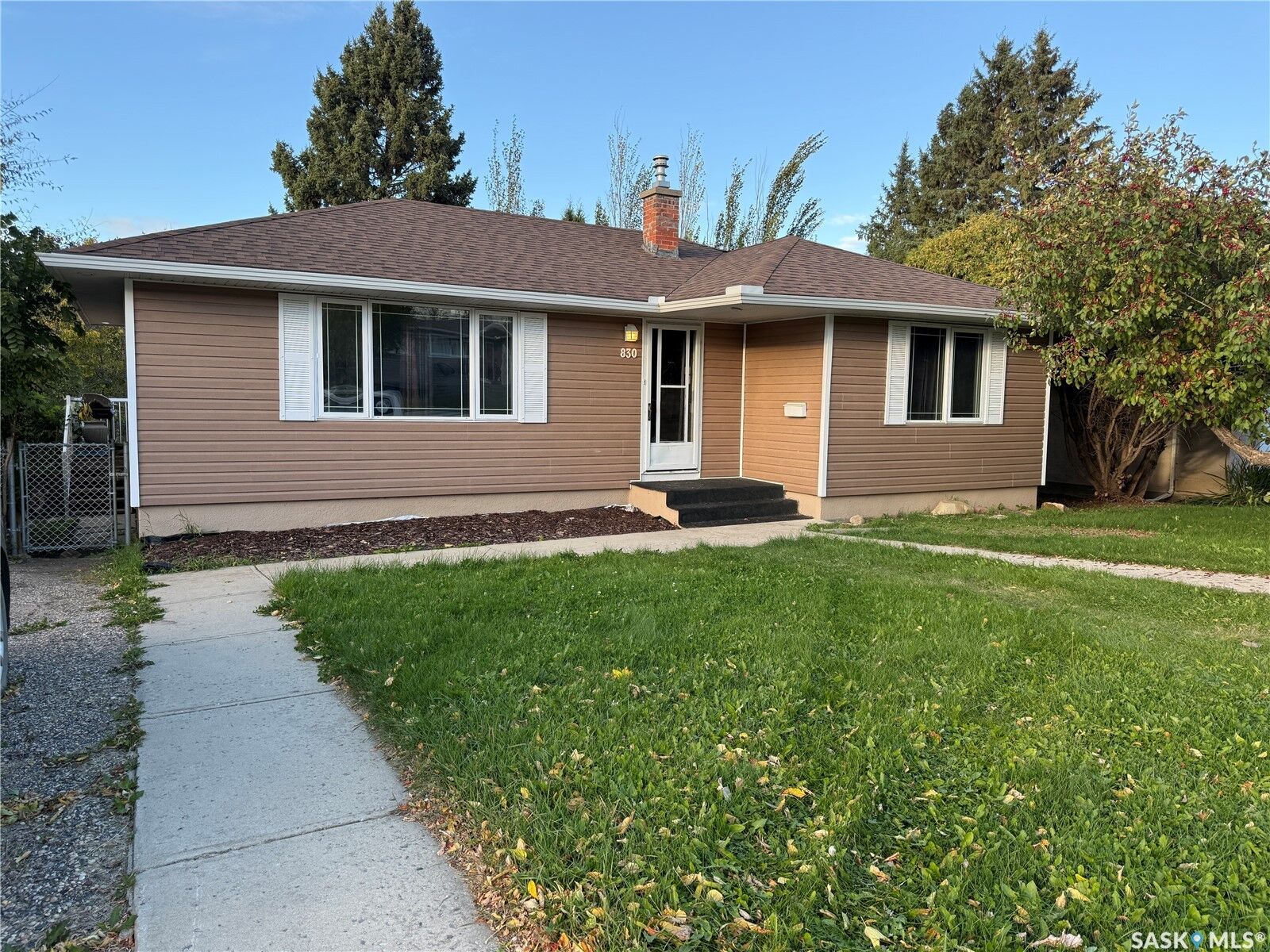 Property Photo:  830 20th Street W  SK S6V 4H6 