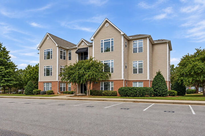 Property Photo: 2501 Huntscroft Lane 300 NC 27617