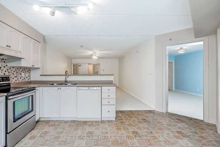 Property Photo:  1460 Bishops Gate 111  ON L6M 4N5 