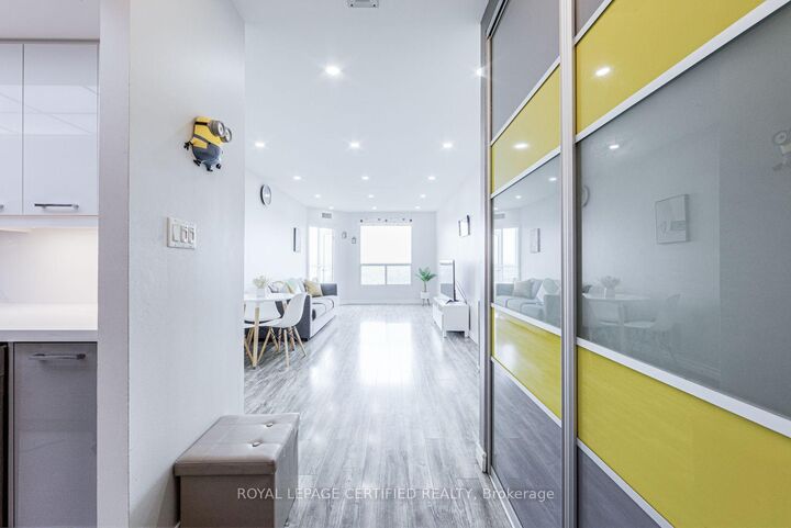 Property Photo:  5 Concorde Place 1911  ON M3C 3M8 
