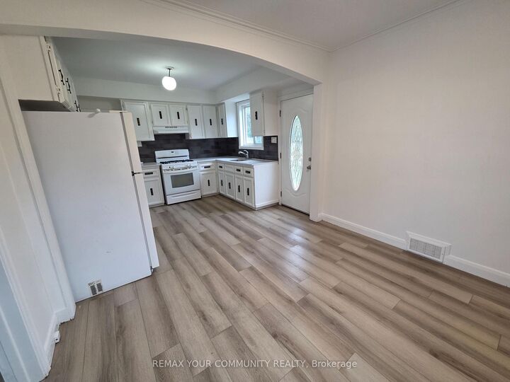 Property Photo:  999 Caledonia Road  ON M6B 3Y9 