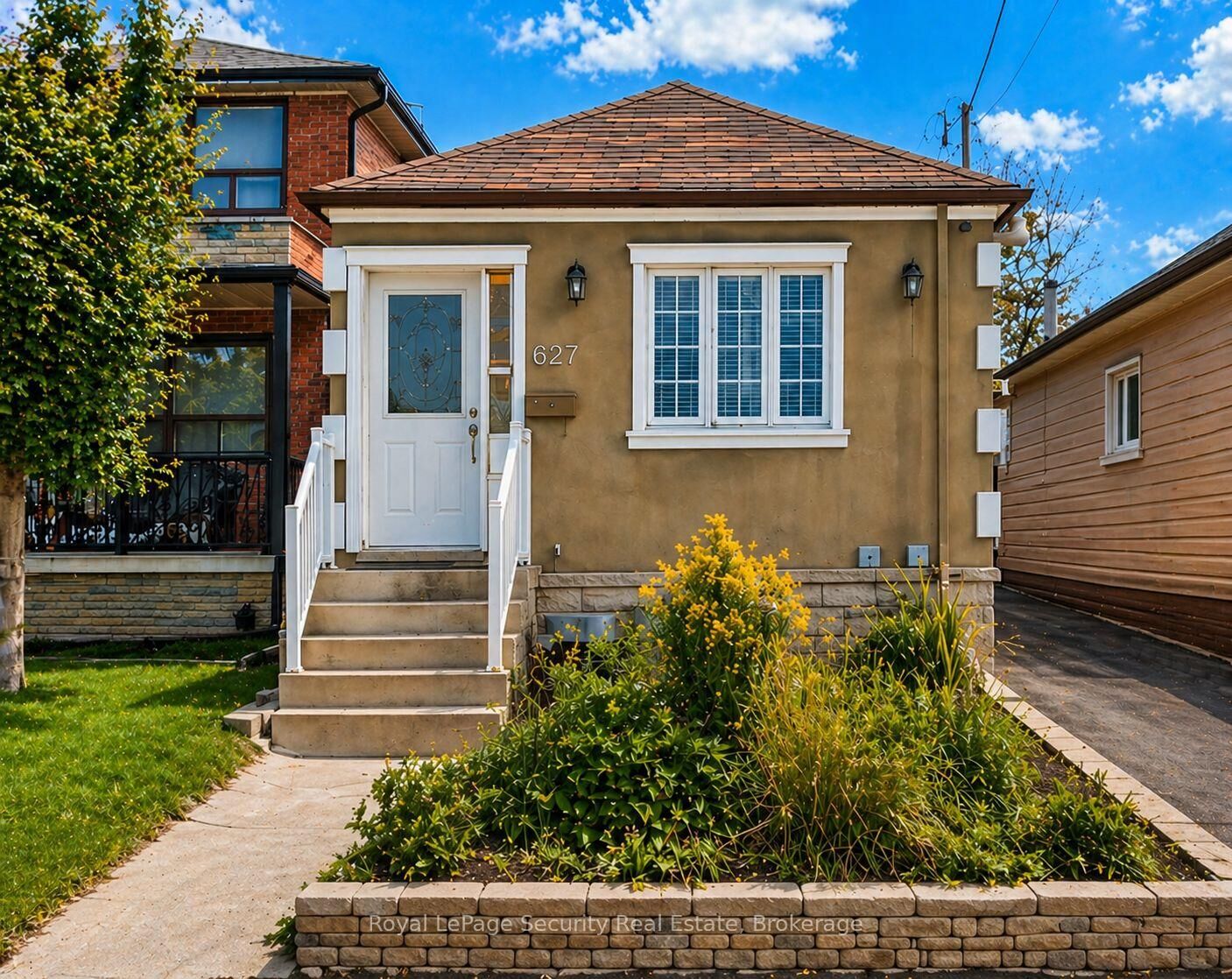 Property Photo:  627 Caledonia Road  ON M6E 4V7 