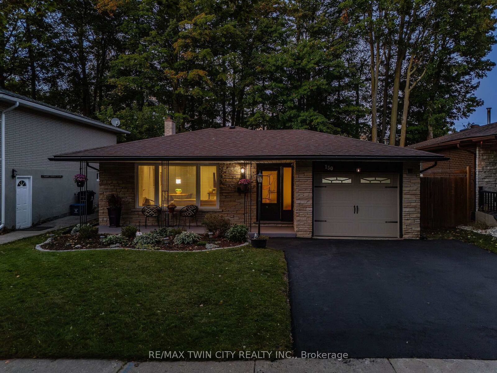 Property Photo:  150 Coach Hill Drive  ON N2E 1P4 