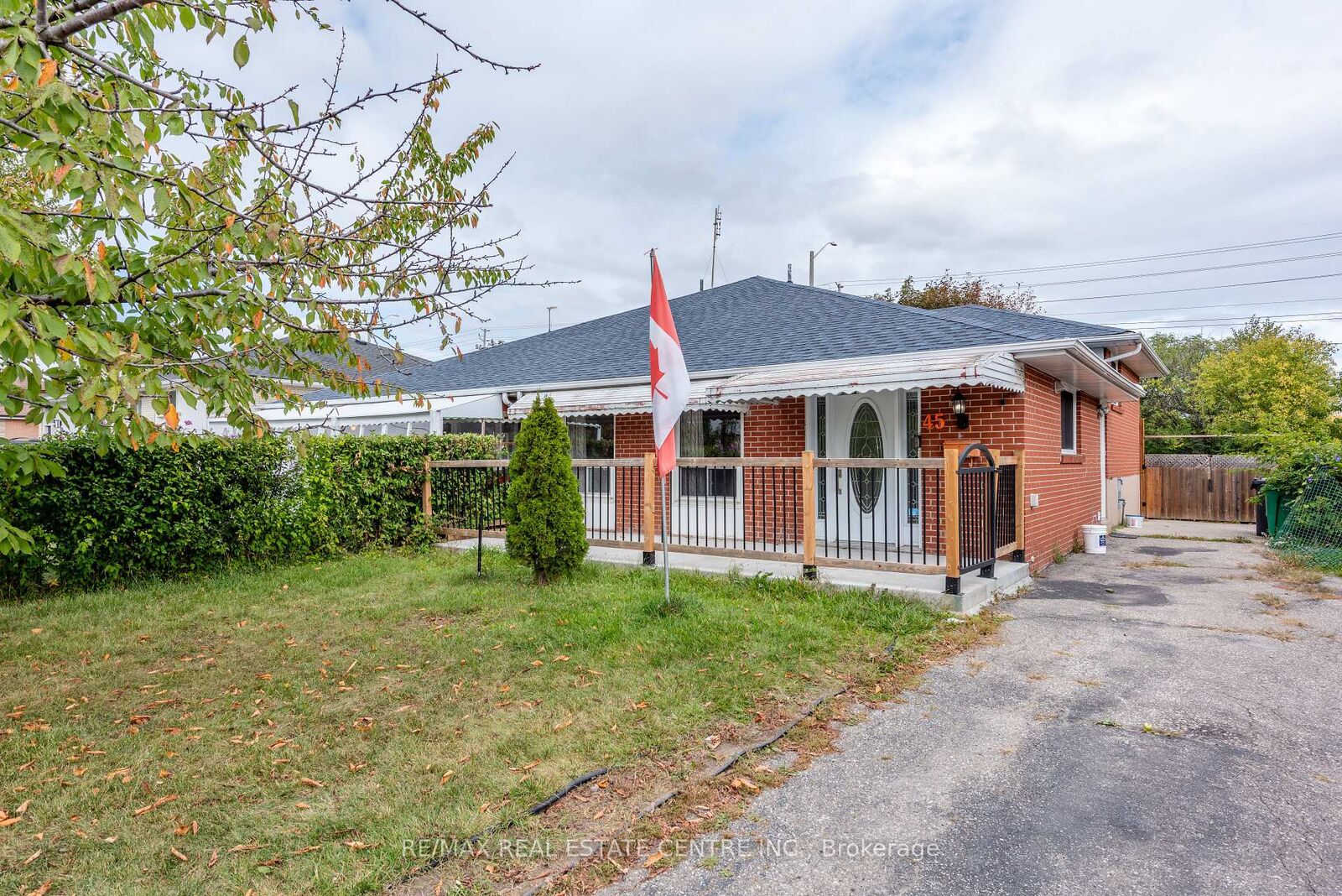 Property Photo:  45 Autumn Boulevard  ON L6T 2W1 