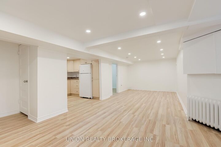 Property Photo:  41 Main Street Lower  ON M4E 2V5 