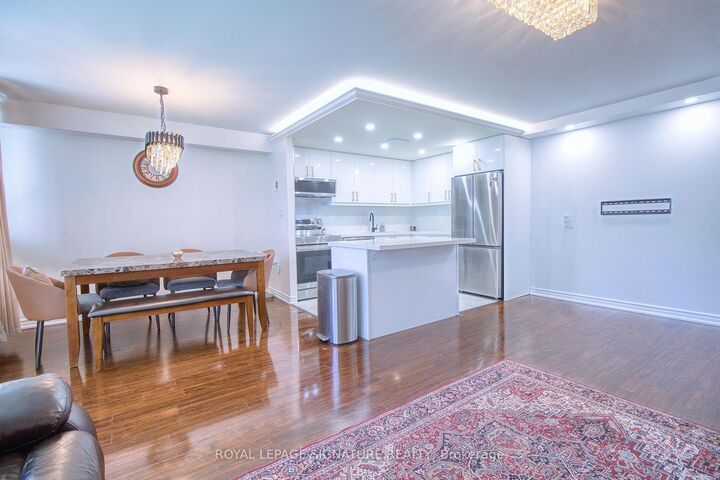 Photo de la propriété: 3590 Kaneff Crescent 503 ON L5A 3X3