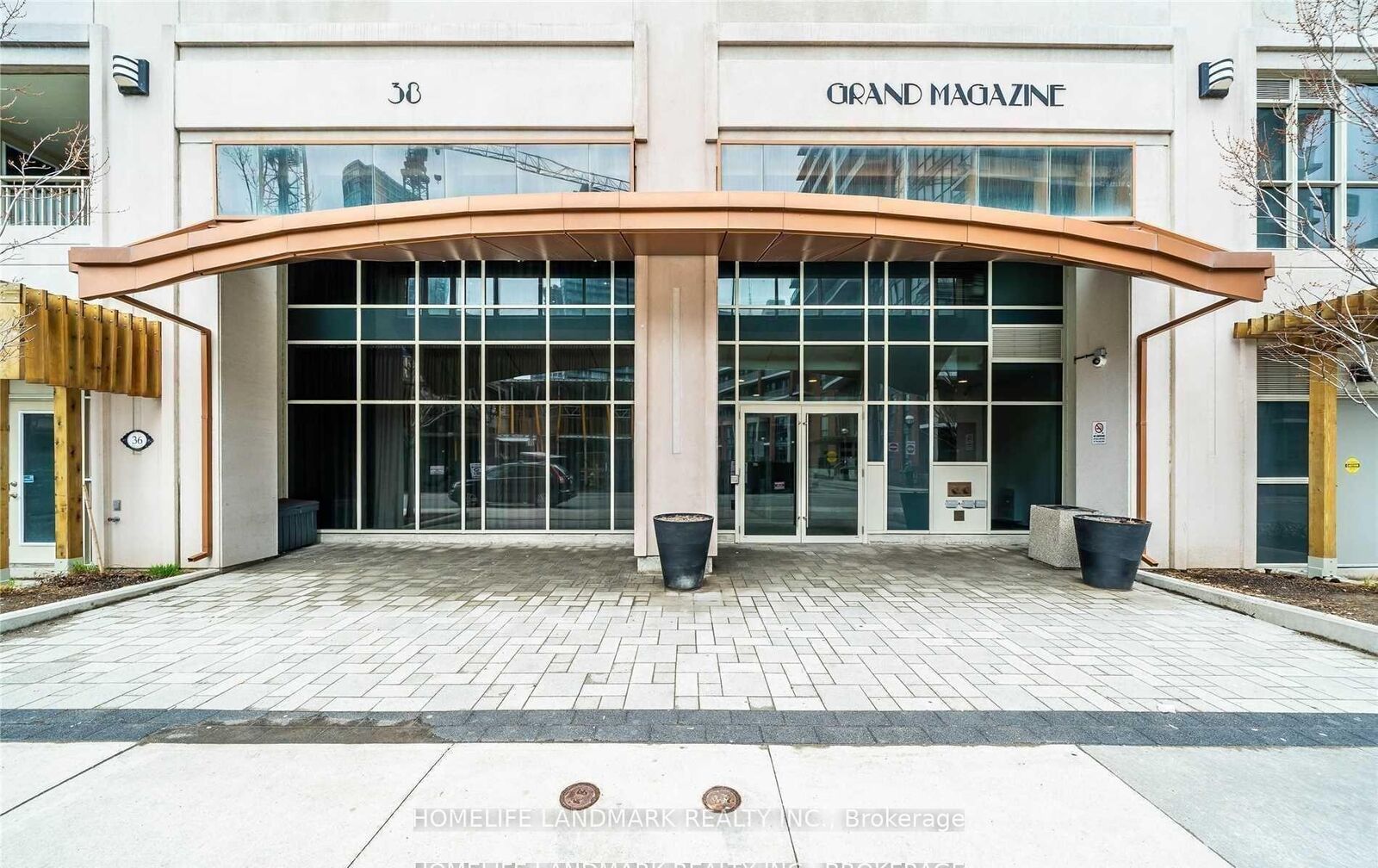 Property Photo:  38 Grand Magazine Street 1732  ON M5V 0B1 