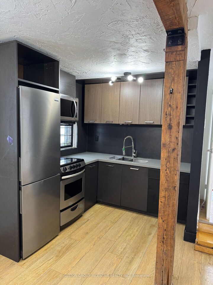 Property Photo:  233 Ellerslie Avenue Lower 2  ON M2N 1Y3 